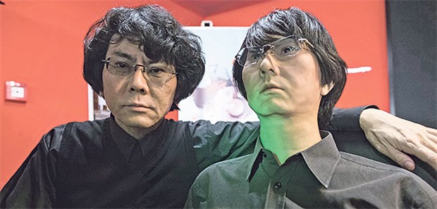 Künstliche Intelligenz und Robotik für gesundes, modernes Leben Robotik-Guru Professor Hiroshi Ishiguro präsentiert am Dienstag bei der CeBIT in Hannover seinen persönlichen Roboter-Zwilling.