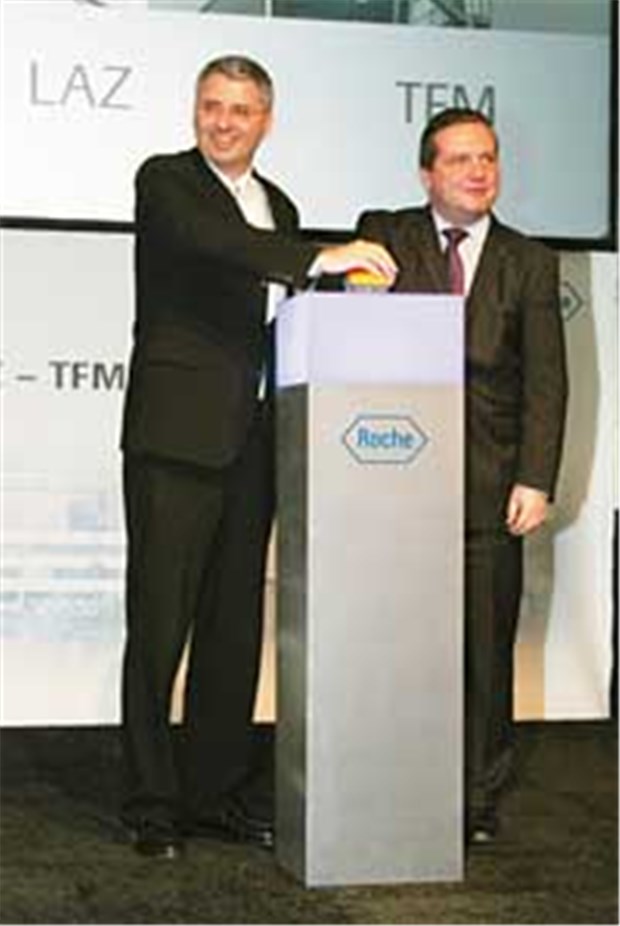 Roche investiert 200 Millionen in Mannheim Roche-Chef Dr. Severin Schwan (links) und Ministerpräsident Stefan Mappus nehmen symbolisch drei Werksteile in Betrieb.