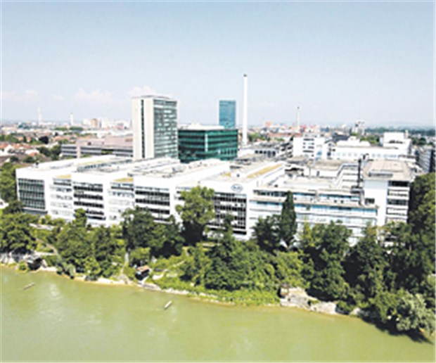 Roche: Sieben Prozent weniger Roche in Basel. Gegenüber auf der deutschen Seite drückt der Zwangsrabatt die Pharmaumsätze.