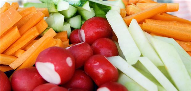Studie zu pflanzenbasierter Ernährung gestartet Rohkost auf dem Teller: Wie sich eine rein pflanzliche Ernährung auf den Körper auswirkt, soll in einer groß angelegten Kohortenstudie ermittelt werden.