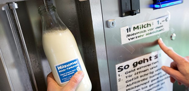 Milch-Tankstelle auf dem Bauernhof Rohmilch wird in Wilsum (Niedersachsen) in eine Flasche abgezapft. Familie Magritz betreibt auf ihrem Hof eine Milchtankstelle.