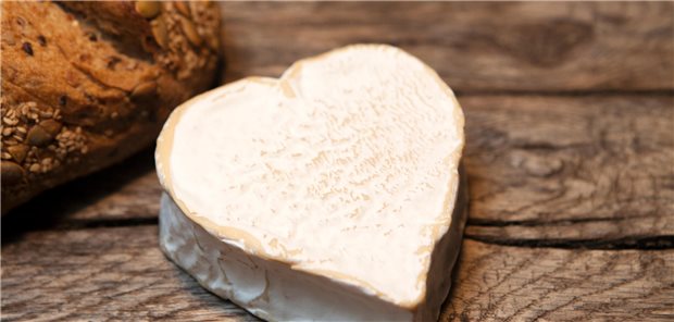 Rohmilchkäse: Der Verzehr kann für bestimmte Menschen nicht ganz ungefährlich sein.