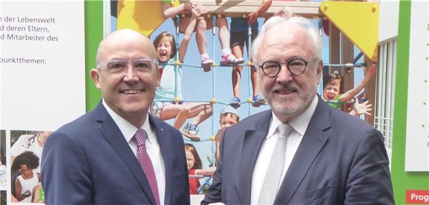 Das größte Glück für Kinder ist Zeit mit der Familie Rolf Buchwitz (links), AOK Rheinland/Hamburg, und Rudolf Henke, ÄKNo-Präsident präsentieren das Kinder-Glücksbuch.