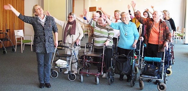 Rollatortanz im Altenheim Rollator-Tanzstunde im Altenheim: Tanzlehrerin Sylvia Scheerer macht ausnahmsweise mal ohne Rollator vor, wie es geht.