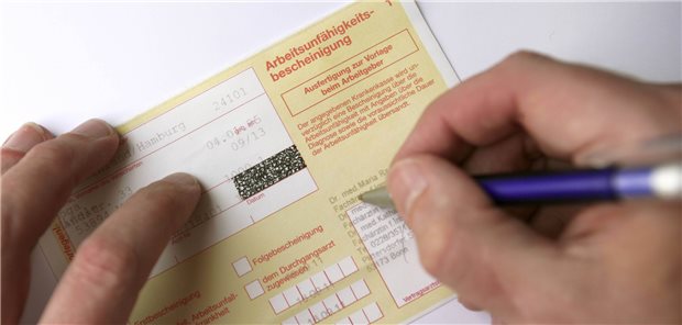 Tele-AU vorerst weiterhin möglich Rolle rückwärts: Ärzte dürfen vorerst weiterhin Patienten mit leichten Infekten der oberen Atemwege nach ausschließlichem Telefonkontakt krankschreiben.