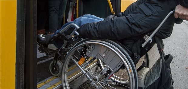 Medizintechnik fordert Index für Hilfsmittelkosten Rollstuhlfahrer steigt in Bus ein.