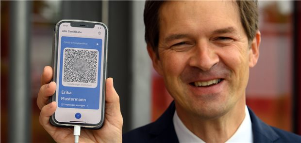 Feldversuch mit digitalem Corona-Impfpass gestartet Ronald Fritz, Projektmanager von IBM, zeigt während eines Pressetermins im Impfzentrum Babelsberg das Beispiel eines Digitalen Impfpasses.