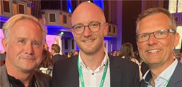 Zwei Kongresse, zwei Ehrungen für Dr. Gerd Klinkmann von der Unimedizin Rostock Rostocks Klinikdirektor Professor Daniel Reuter (links) und Professor Jens-Christian Schewe, Leiter der Perioperativen Intensivstation, gratulieren Dr. Gerd Klinkmann (Mitte) zu seiner Auszeichnung.