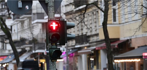BVÖGD-Vorsitzender Nießen mahnt Stufenregelung bei Corona-Maßnahmen für Herbst und Winter an Eine Ampel zeigt an der Einfahrt zur Goltzstraße im Ortsteil Schöneberg des Berliner Bezirks Tempelhof-Schöneberg das rote Lichtsignal.