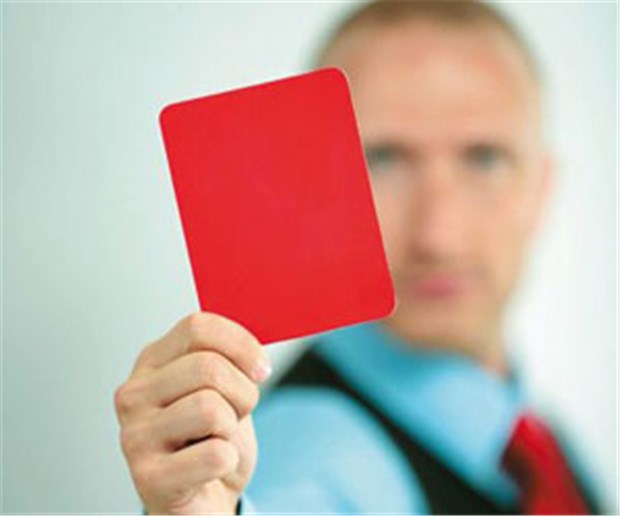 Wer den Chef anschwärzt, muss mit Kündigung rechnen Rote Karte gegen den Mitarbeiter. Das ist Praxischefs erlebt, wenn der Arbeitnehmer bei angeblichen Missständen gleich rechtliche Schritte einleitet.