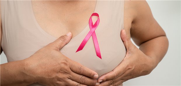 Rote Schleife als Symbol für Brustkrebs: Schon moderater Sport hat offenbar günstige Effekte für Betroffene.