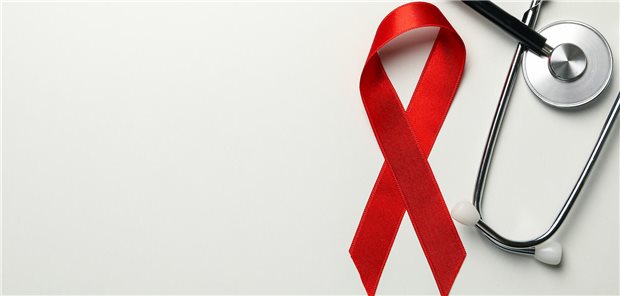 Rote Schleife vor einem Stethoskop