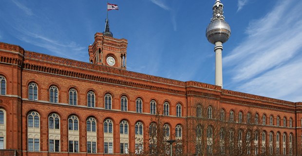 Medizin und Pflege in der Hauptstadt unter einem Dach Rotes Rathaus in Berlin: Künftig mit einem guten Anteil Schwarz.