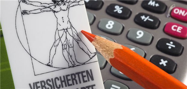 Rotstift für die GKV: Die Hauptlast der Einsparungen tragen Beitragszahler – sehr zum Unmut der Kassen.
