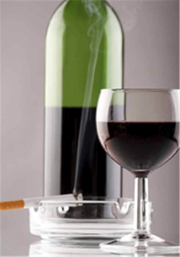 Rauchen hebt Gefäßschutz durch Alkohol auf Rotwein ist gut fürs Herz, aber auf Zigaretten muss man verzichten. © photos.com