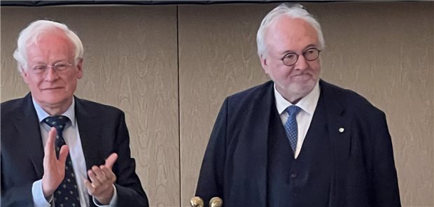 ÄKNo-Präsident Henke stellt sich nicht mehr zur Wahl Rudolf Henke (rechts) nach seiner Abschiedsrede neben ÄKNo-Vizepräsident Bernd Zimmer.