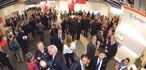 Willkommen bei Springer! Rückblick: Buchmesse 2013. Der Stand von Springer bietet auch in diesem Jahr Chancen für gute Gespräche.