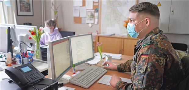 Angehöriger der Bundeswehr sitzt vor einem Computer