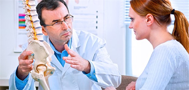 Viele Hausärzte verschenken Gespräche Rückenschmerz: In einem ausführlichen Gespräch wird die Diagnose der Patientin erläutert.