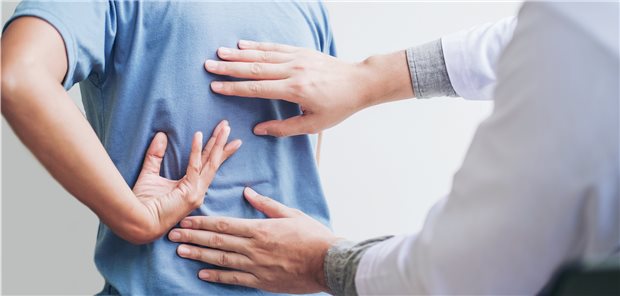 Rückenschmerzen: Auch an eine axSpA muss differenzialdiagnostisch gedacht werden.