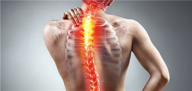 Mann mit schmerzendem Rücken. 