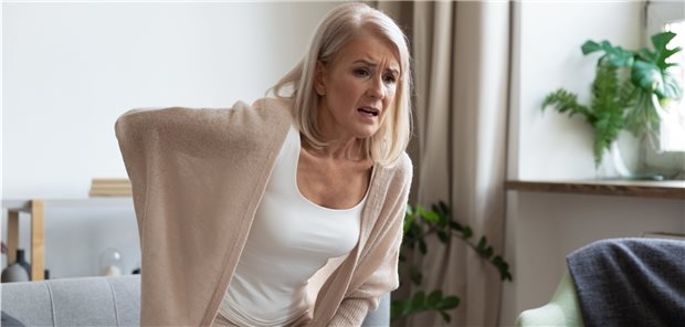 Rückenschmerzen – Osteoporose? Ob eine Therapie mit Bisphosphonaten zur Frakturprophylaxe sinnvoll ist, hängt auch von der Einnahmedauer bis zur Schutzwirkung ab..