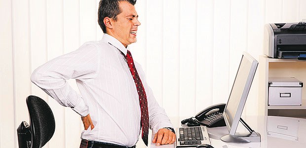 Barmer will Männer in Betrieben fit machen Rückenschmerzen und Bandscheibenvorfälle sind bei Männern mittleren Alters der häufigste Grund für Arbeitsunfähigkeit.