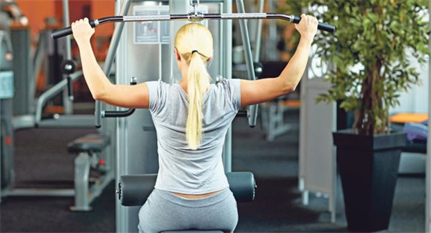 Rückentraining kann auch im Fitnessstudio auf Basis eines ärztlich ausgearbeiteten Planes stattfinden.