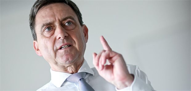 Oliver Blatt mit erhobenen Zeigefinger.