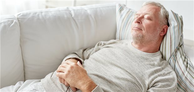 Ruhe und Schlaf kann nach einer COVID-19-Auffrischungsimpfung nicht schaden. (Symbolbild mit Fotomodell)