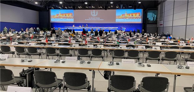 Ruhe vor dem Sturm: Leipziger Messehalle am Dienstag Mittag vor dem Start der Debatten beim 129. Deutschen Ärztetag.