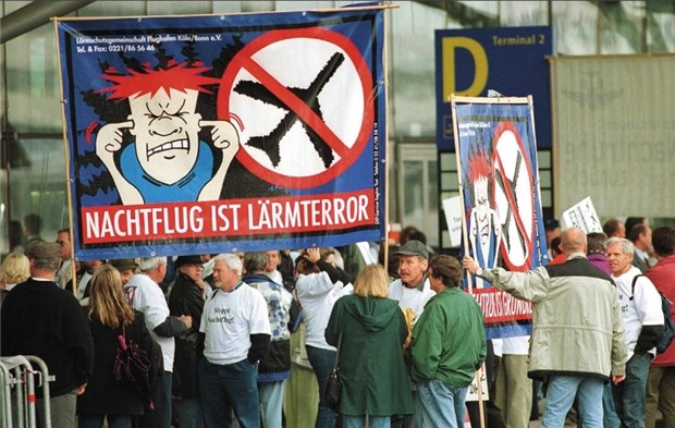 Ärzte kämpfen weiter gegen Fluglärm Ruhiger Schlaf ohne Lärmterror: Eine Demo gegen Nachtflüge am Flughafen Köln/Bonn.