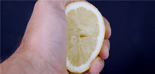 Eine Zitrone wird ausgepresst.