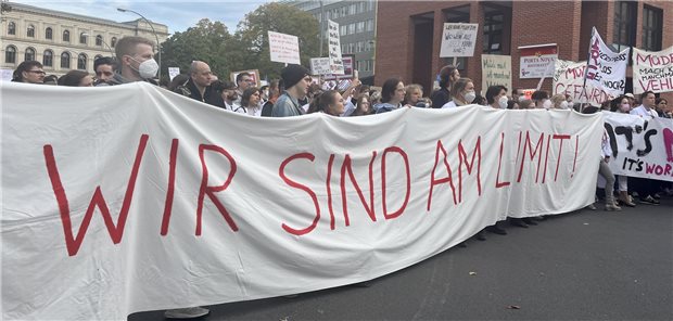 Mehrere Hundert Charité-Ärzte im Warnstreik Rund 1000 Ärztinnen und Ärzte versammelten sich anlässlich des Streiks auf dem Robert-Koch-Platz vor der Charité.