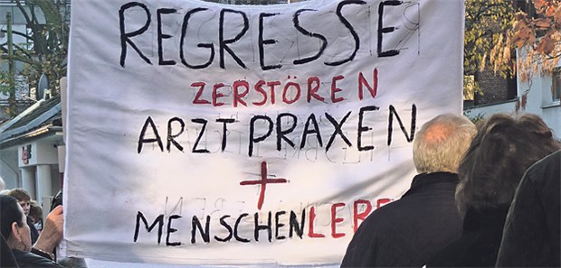 Ärzte wollen von Regressen nichts mehr wissen Rund 200 Ärzte und Patienten protestierten vergangenen Freitag vor dem Düsseldorfer Haus der Ärzteschaft für die Abschaffung der Regresse.
