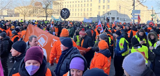 Klinikmitarbeiter streiken in Berlin für mehr Geld Rund 3000 Menschen streikten in Berlin für mehr Geld.