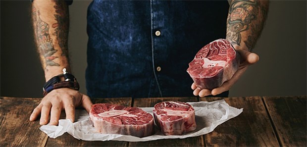 Umweltschützer fordern Halbierung des Fleischkonsums Rund 59 Kilo Fleisch konsumiert ein Deutscher pro Jahr laut Statistik. Die Deutsche Gesellschaft für Ernährung empfiehlt maximal die Hälfte.