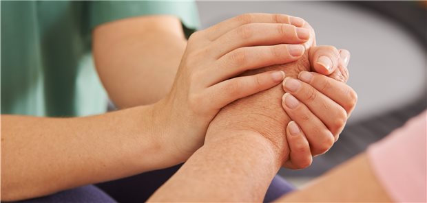 Jeder zweite Onkologe wurde auf Sterbehilfe angesprochen Rund 76 Prozent der befragten Onkologen findet, dass die Beratung zur Sterbehilfe eine Aufgabe von Ärzten sein „soll“ oder „kann“.