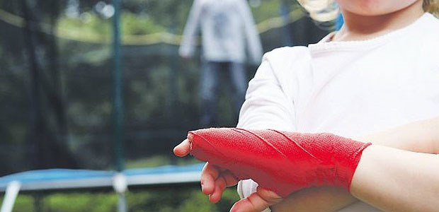 Jungs und Mädchen gleich gefährdet Rund 8 Prozent der Jugendlichen berichten über ein Sporttrauma in den vergangenen zwölf Monaten.