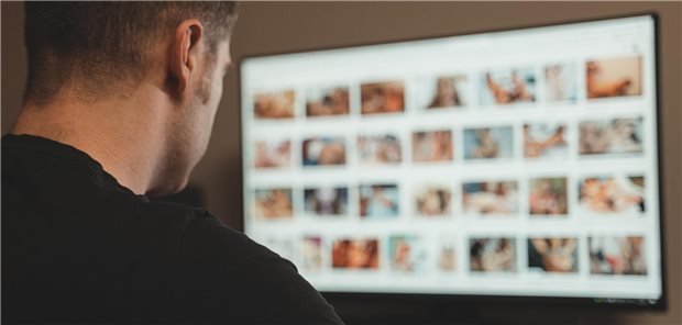 Forschungsprojekt soll Pornosüchtigen helfen Ein Mann vor dem Computer. Er schaut sich pornografische Inhalte an.