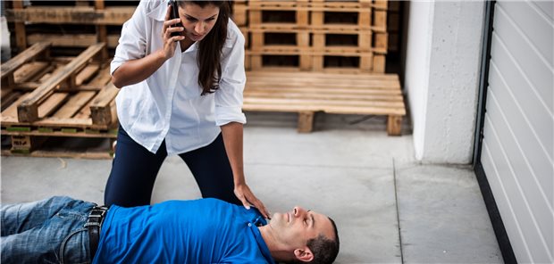 Rund jeder zehnten Synkope von Notfallpatienten liegt eine ernste Ursache zugrunde . Bei der Erstversorgung wird das häufig noch nicht erkannt. (Symbolbild mit Fotomodellen)
