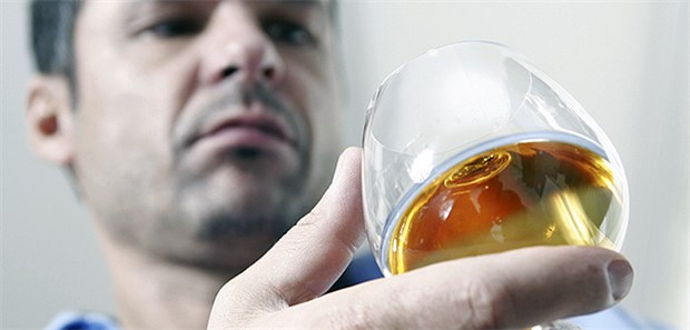 Süchtig auf Arbeit Rund vier Millionen Beschäftigte haben einen riskanten Alkoholkonsum, so die DAK-Gesundheit.