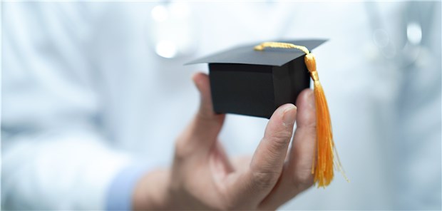Von wegen „Dr. med. Dünnbrett-Bohrer“ Rund zwei Drittel der angehenden Mediziner erstellen ihre Dissertation während des Studiums, betont Marcel Schwinger. Das gebe es tatsächlich in keinem anderen Fach.