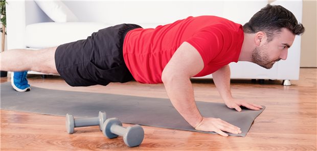 Europäer trainieren ihre Muskeln zu wenig Runter von der Couch - Muskelaufbau-Übungen an mindestens zwei Tagen pro Woche sind genauso wichtig wie regelmäßiges Ausdauertraining.