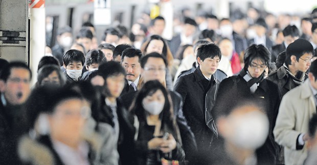 Tokio zwischen stoischer Ruhe und Zwangspausen in Kliniken Rush-Hour am Dienstag in einem Bahnhof in Tokio: Disziplin bestimmt - genauso wie vor der großen Naturkatastrophe vom vergangenen Freitag - auch hier die Tagesordnung. An den Gesichtern ist die Sorge um die drohende Belastung durch radioaktive Strahlen nicht abzulesen.