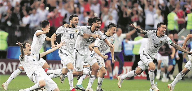 Laufleistung und kreative Standards Russen spurten nach Sieg gegen Spanien: Kein WM-Team ist mehr gerannt als die Gastgebermannschaft.
