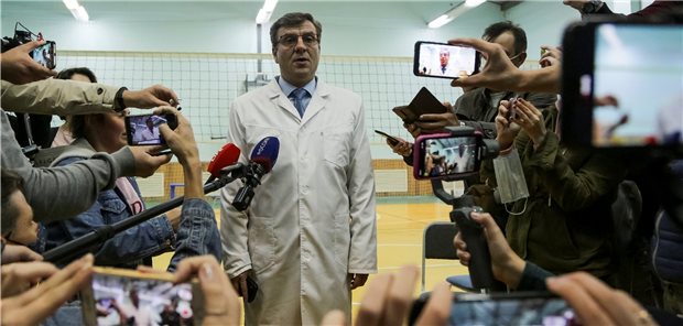 Kremlkritiker Nawalny darf nach Deutschland zur Behandlung Russland, Omsk: Chefarzt Alexander Murachowski erklärt gegenüber Journalisten, dass der Oppositionspolitiker Nawalny an einer Stoffwechselstörung leide.