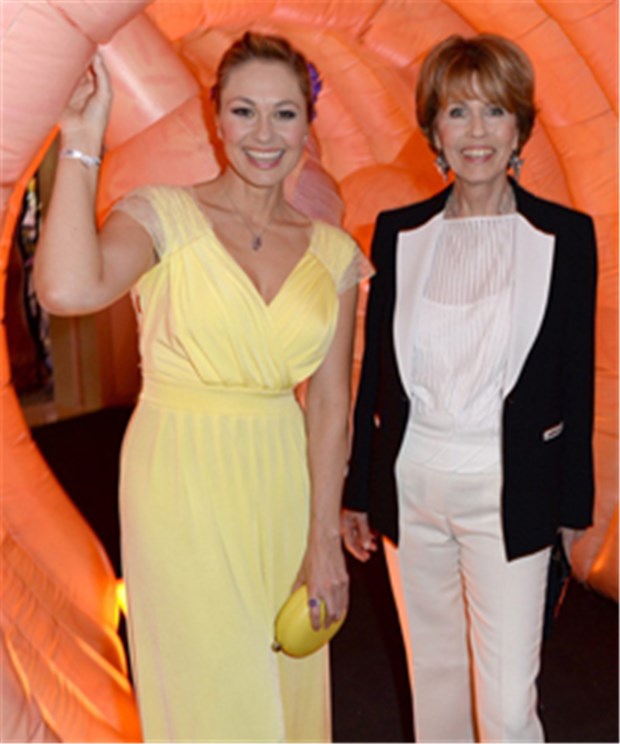 Die Darmkrebsvorsorge trägt Früchte Ruth Moschner und Dr. Christa Maar (v.l.) bei der Preisverleihung des Felix Burda Awards 2015