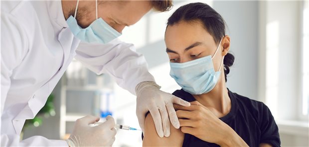 SARS-CoV-2-Impfung einer Patientin: Für die Koordination der Termine und für die Impfberatung fordert die KBV mehr Honorar für Ärzte.