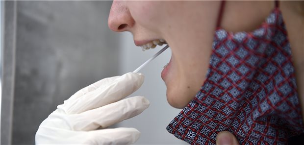 5900 Beschäftigte mehr in den Gesundheitsämtern SARS-CoV-2-Test: Knapp 6000 zusätzliche Beschäftigte hat der ÖGD in den vergangenen Monaten der Corona-Krise bekommen.